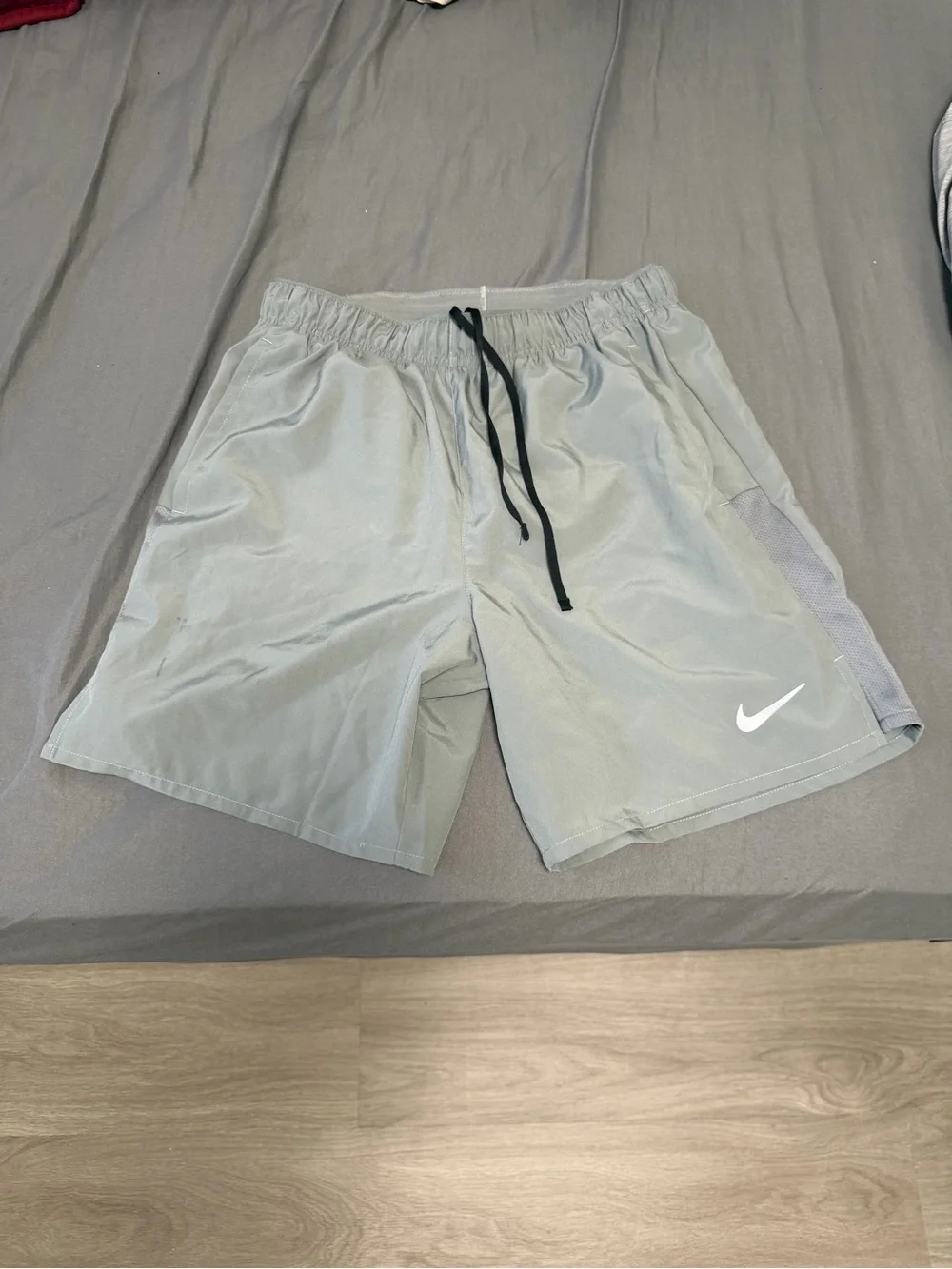Nike Men’s Dri-Fit 7” Lined Running Shorts Smoke Grey EUC Small S Gray Light
